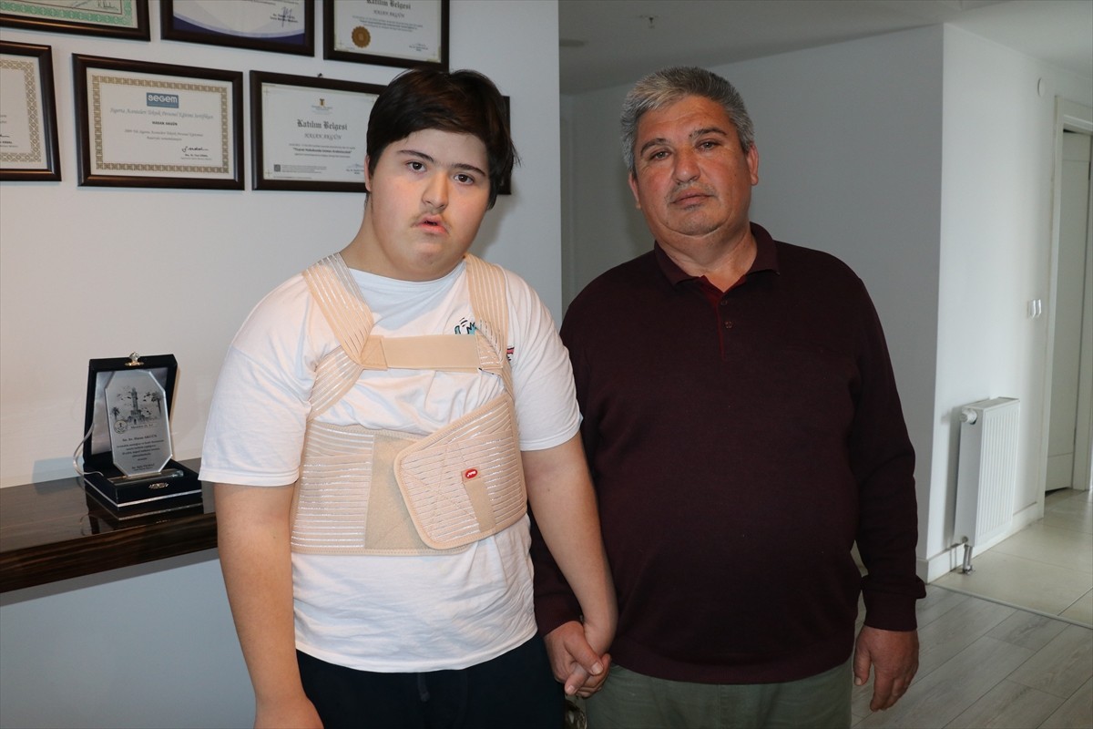 İzmir'de, komşusunun down sendromlu oğlu Emirhan Yılmaz'ı darbettiği iddiasıyla gözaltına alınan...