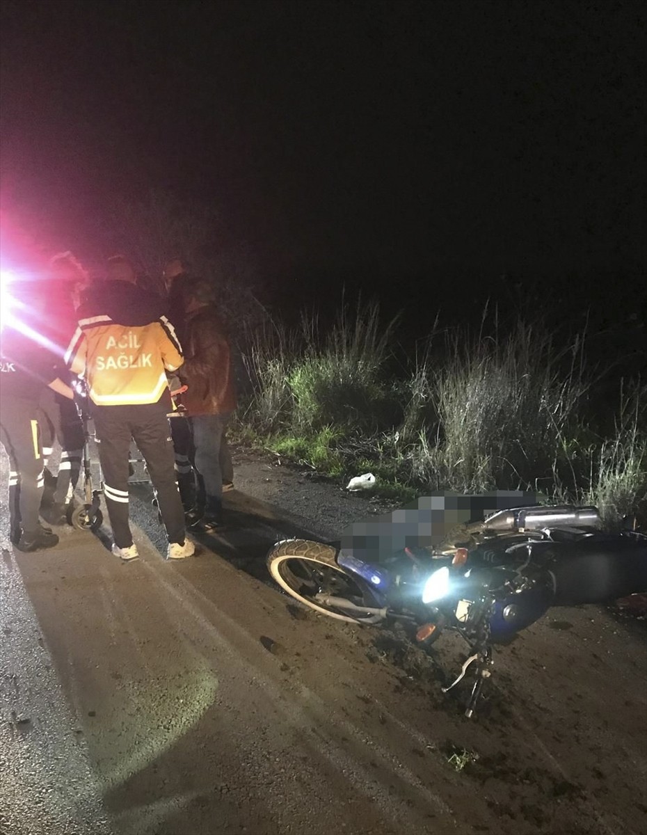 İzmir'in Bayındır ilçesinde, motosikletin yol kenarındaki beton bariyere çarpması sonucu 1 kişi...