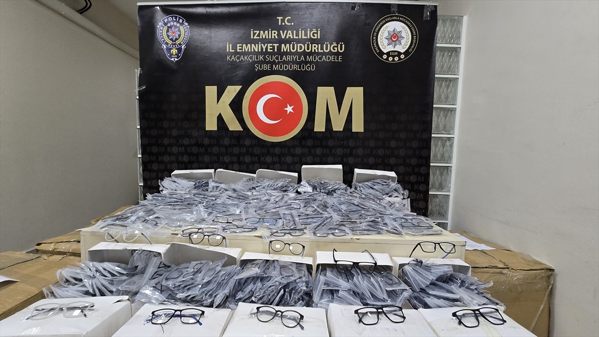 İzmir'in Karşıyaka ilçesinde 14 bin gümrük kaçağı gözlük ele geçirildi, 1 kişi...