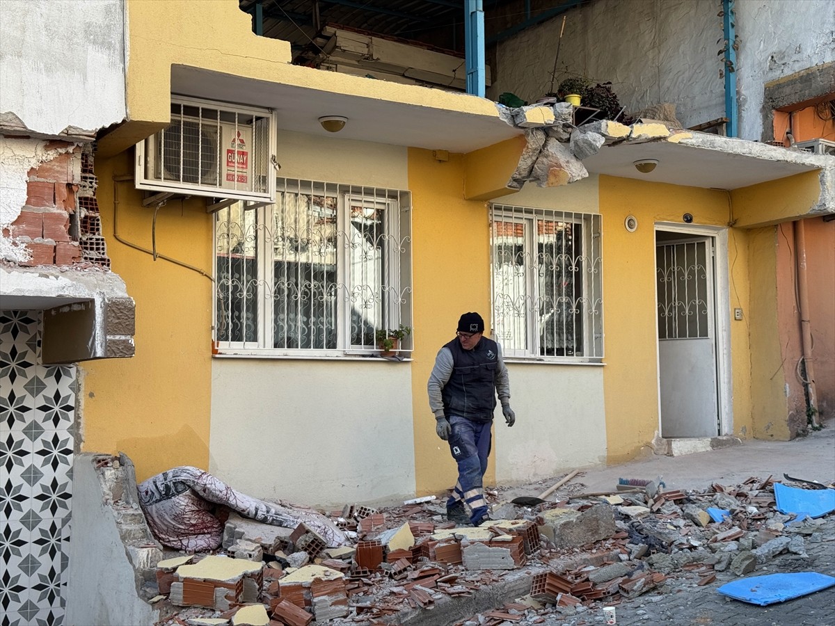 İzmir'in Konak ilçesinde freni boşalan kamyonun çarptığı ev ve park halindeki iki araçta hasar...