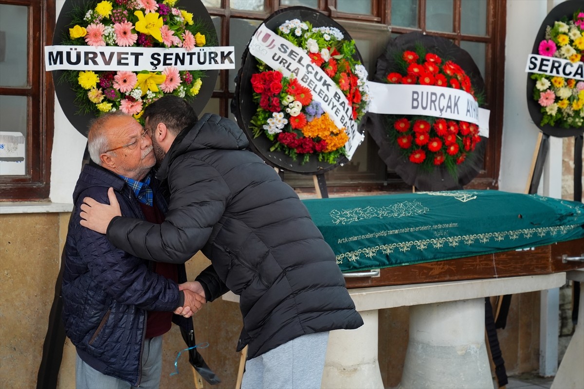 İzmir'in Urla ilçesinde bulundukları motosikletin ağaca çarpmasıyla hayata veda eden 2 gencin...