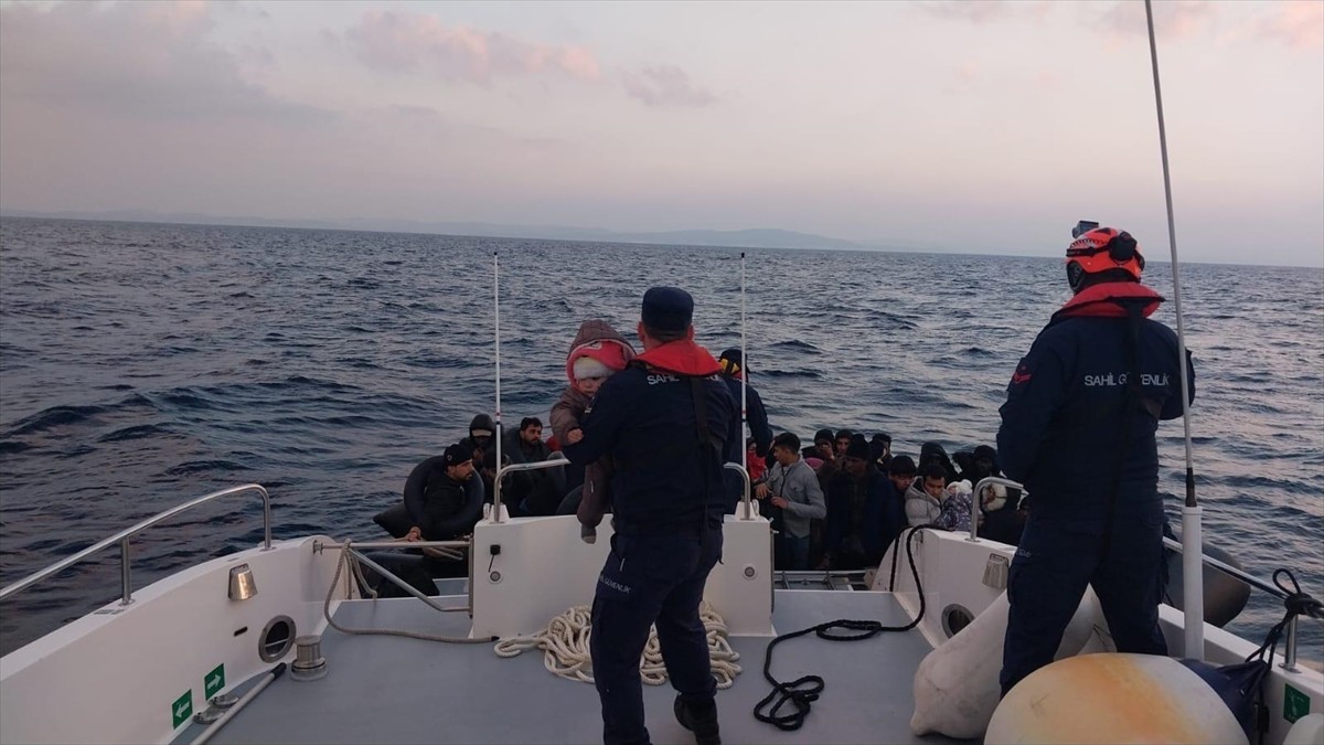 İzmir açıklarında 133 düzensiz göçmen kurtarıldı, 73 göçmen yakalandı. Düzensiz göçmenler...