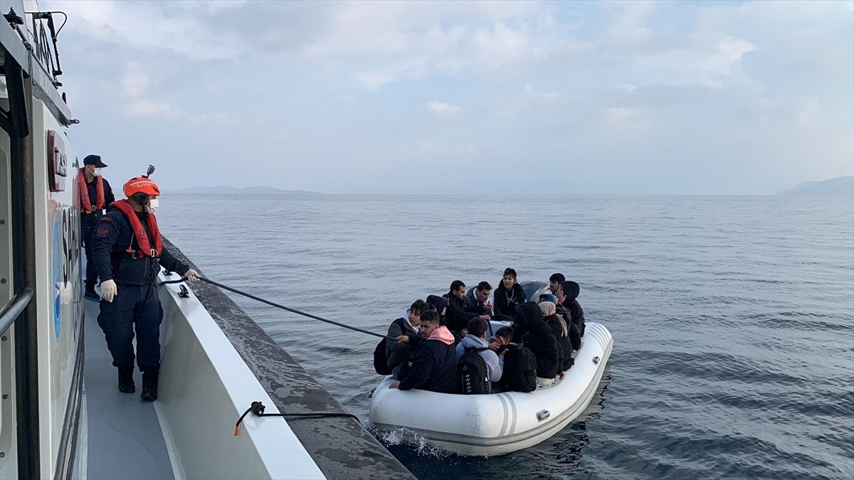 İzmir açıklarında 133 düzensiz göçmen kurtarıldı, 73 göçmen yakalandı. Düzensiz göçmenler...