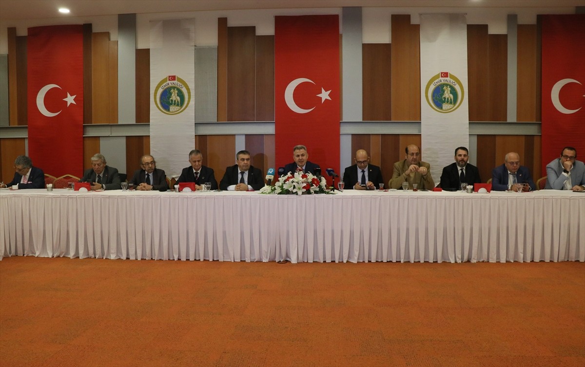 İzmir Valisi Süleyman Elban, Balçova Termal Otel'de gazetecilerle bir araya gelerek 10 Ocak...