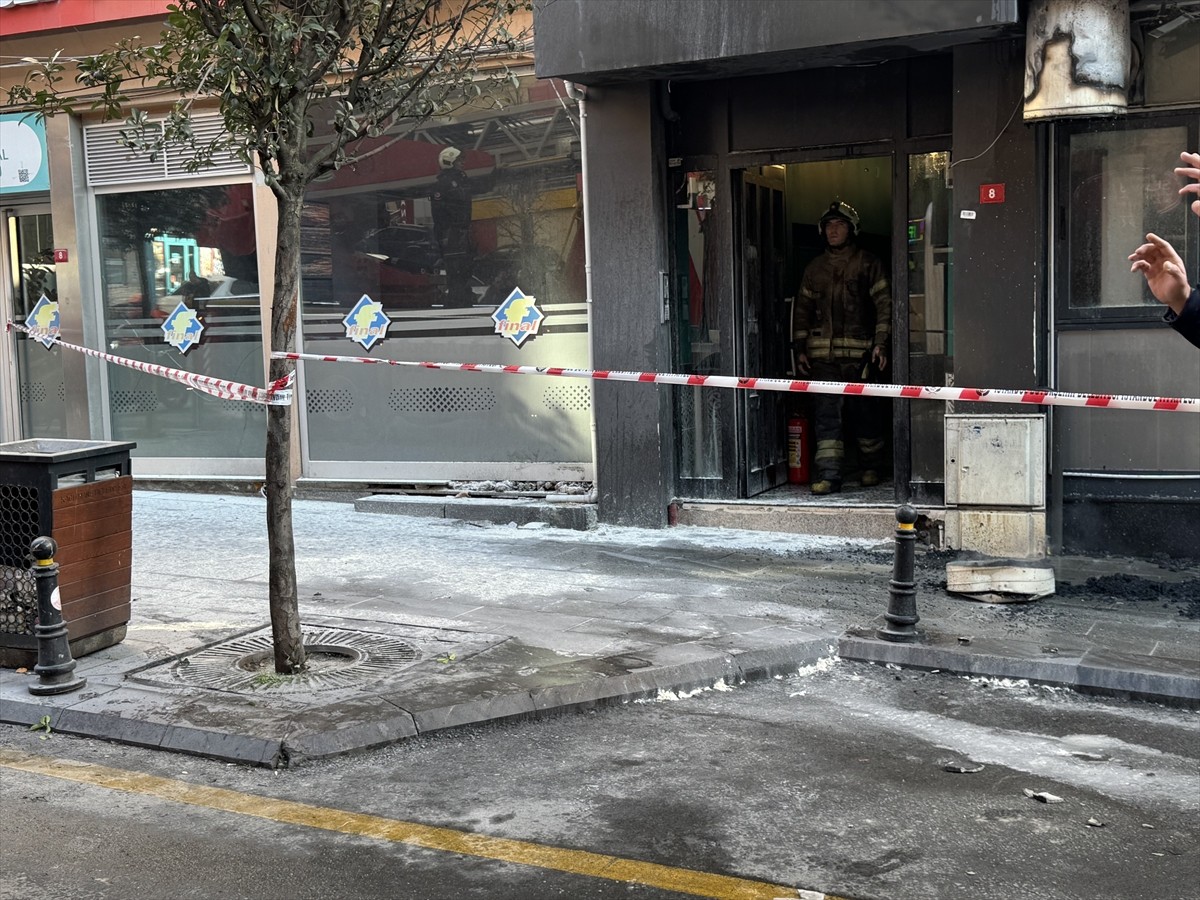 Kağıthane'de 4 katlı binanın dış cephesinde çıkan yangın itfaiye ekiplerince...