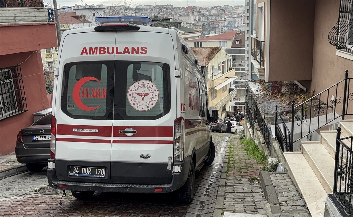 Kağıthane'de kontrolden çıkan otomobilin bahçe duvarına çarpması sonucu yaralanan sürücü...