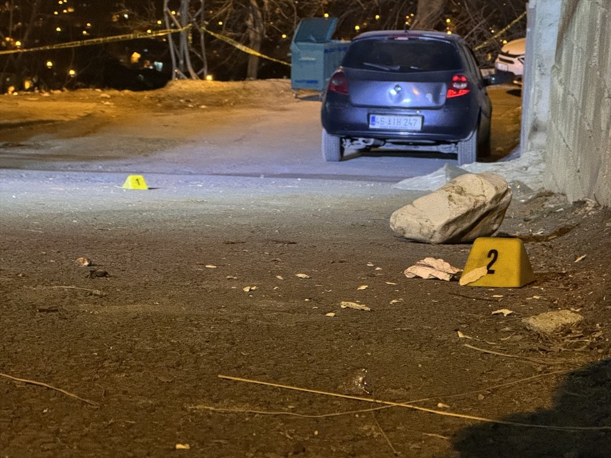 Kahramanmaraş'ın Dulkadiroğlu ilçesinde çıkan silahlı kavgada 1 kişi öldü, 1 kişi yaralandı. Polis...