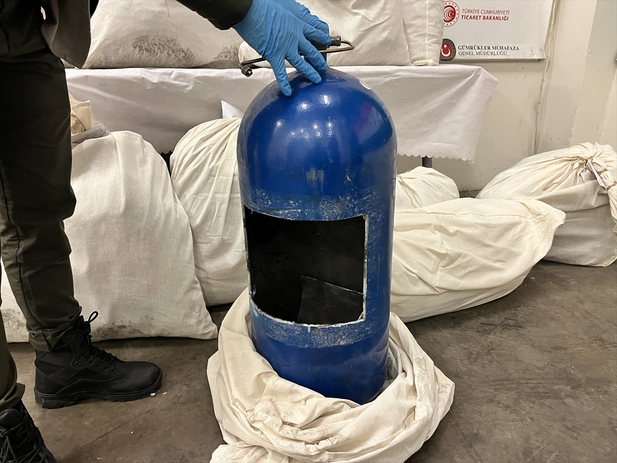 Kapıkule Sınır Kapısı'nda gümrük muhafaza ekiplerince gerçekleştirilen operasyonlarda şüpheli...