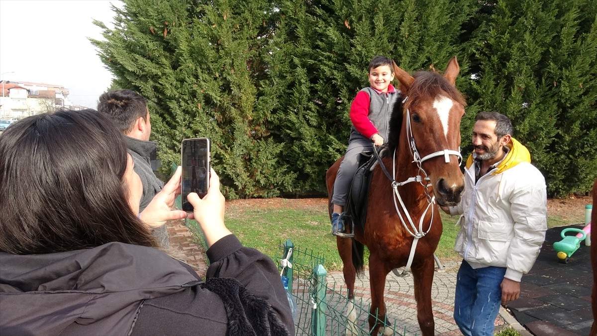 Karabük'ün Safranbolu ilçesinde ilkokul 2. sınıf öğrencisi Ömür Yaşar ve ağabeyi 4. sınıf...
