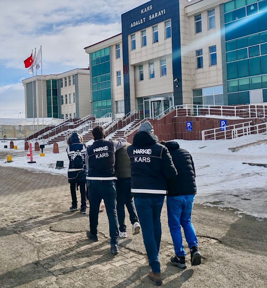 Kars'ta, mide ve bağırsaklarında sentetik uyuşturucu ile esrar bulunan İran uyruklu 3 kişi...
