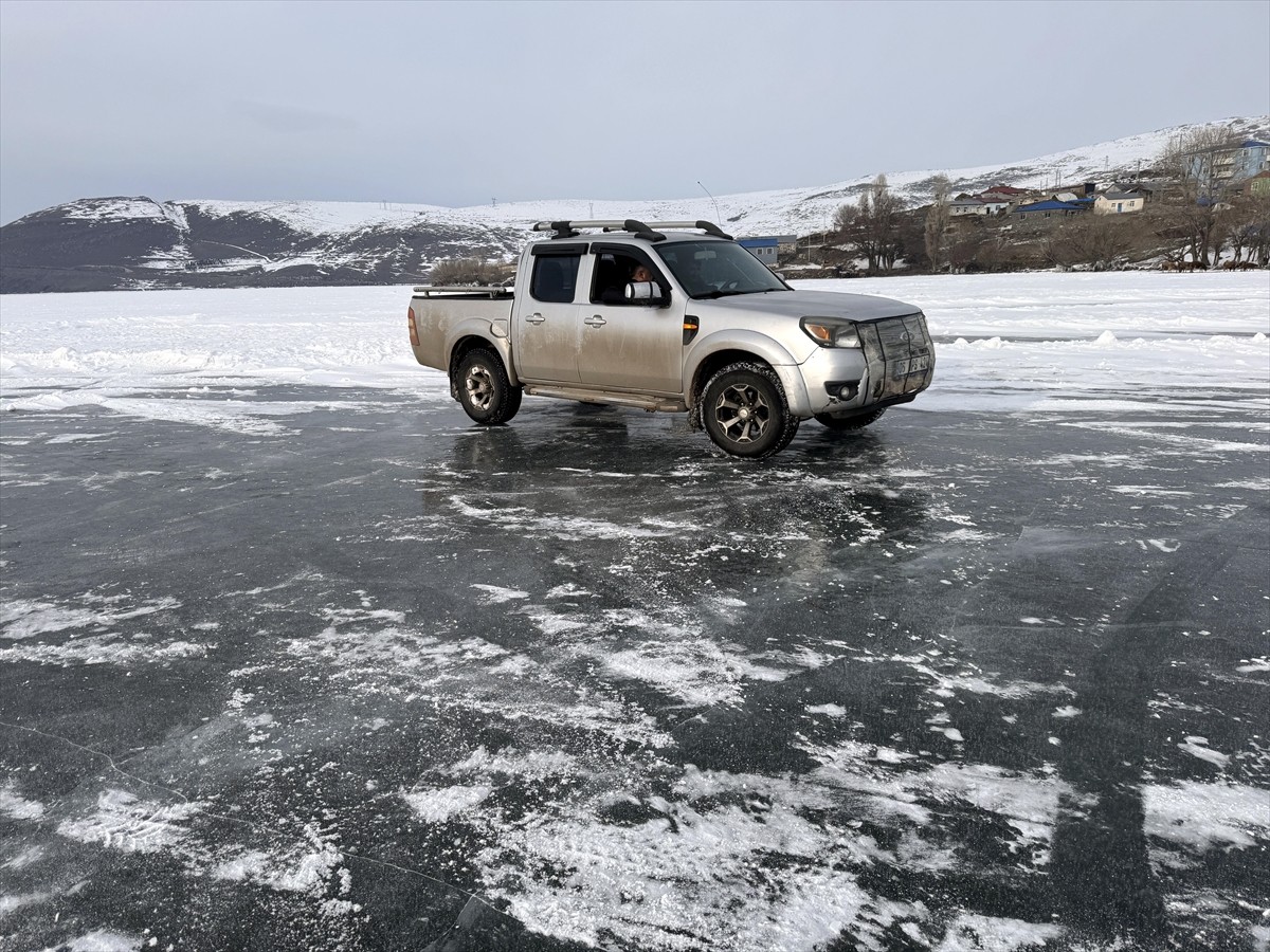 Kars-Ardahan sınırında bulunan buzla kaplı Çıldır Gölü'ne arazi aracıyla çıkan sürücü, yüzeyi...