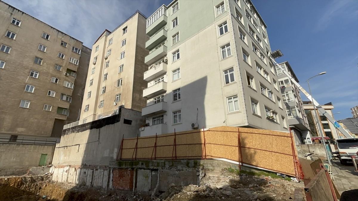Kartal'da bitişiğinde yürütülen inşaat çalışması sırasında çatlaklar oluşan 7 katlı bina tahliye...