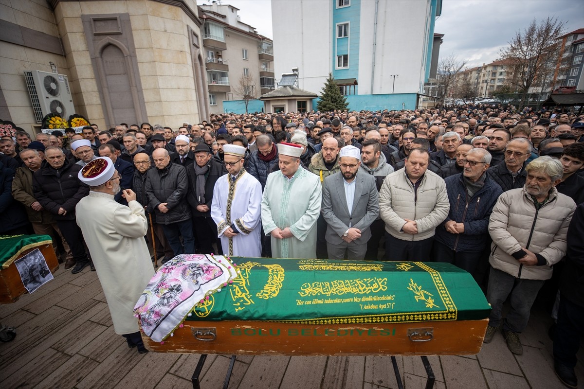 Kartalkaya Kayak Merkezi'ndeki otel yangınında yaşamını yitiren anne ve kızı için cenaze töreni...