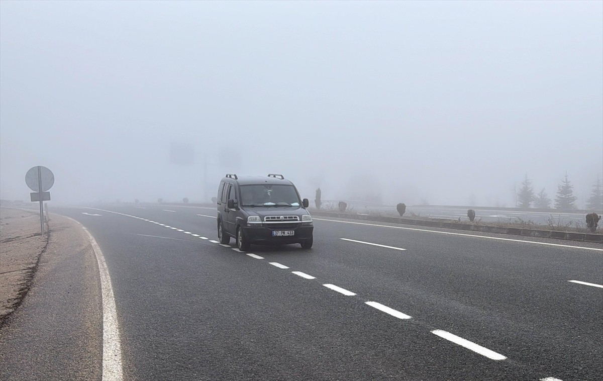 Kastamonu'da, D-765 kara yolunun Ilgaz Dağı kesimi ile İstanbul yolu mevkisinde sis etkili...