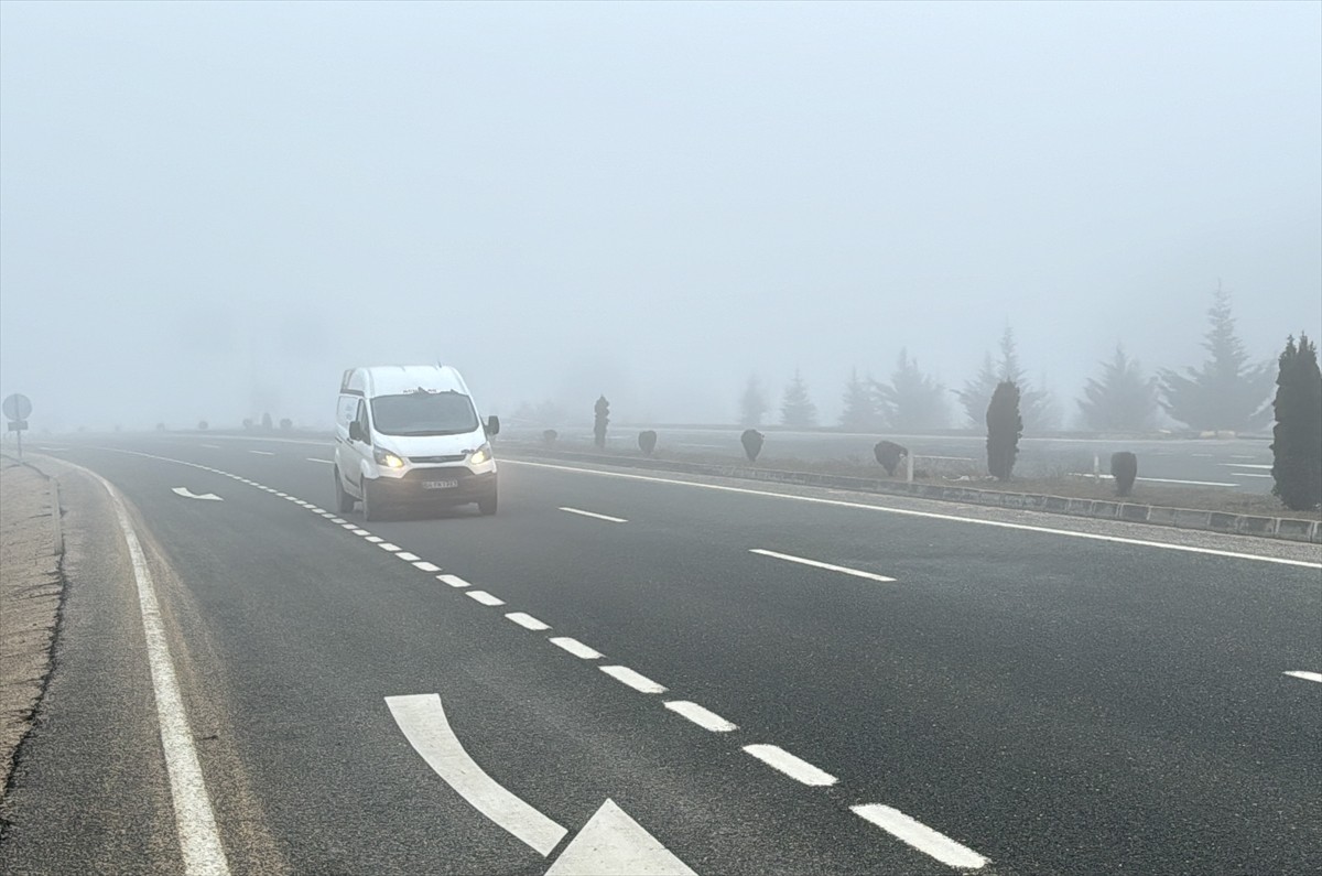 Kastamonu-Ankara kara yolu ile İstanbul yolu mevkisinde sis etkisini sürdürüyor. Bölgedeki sis...
