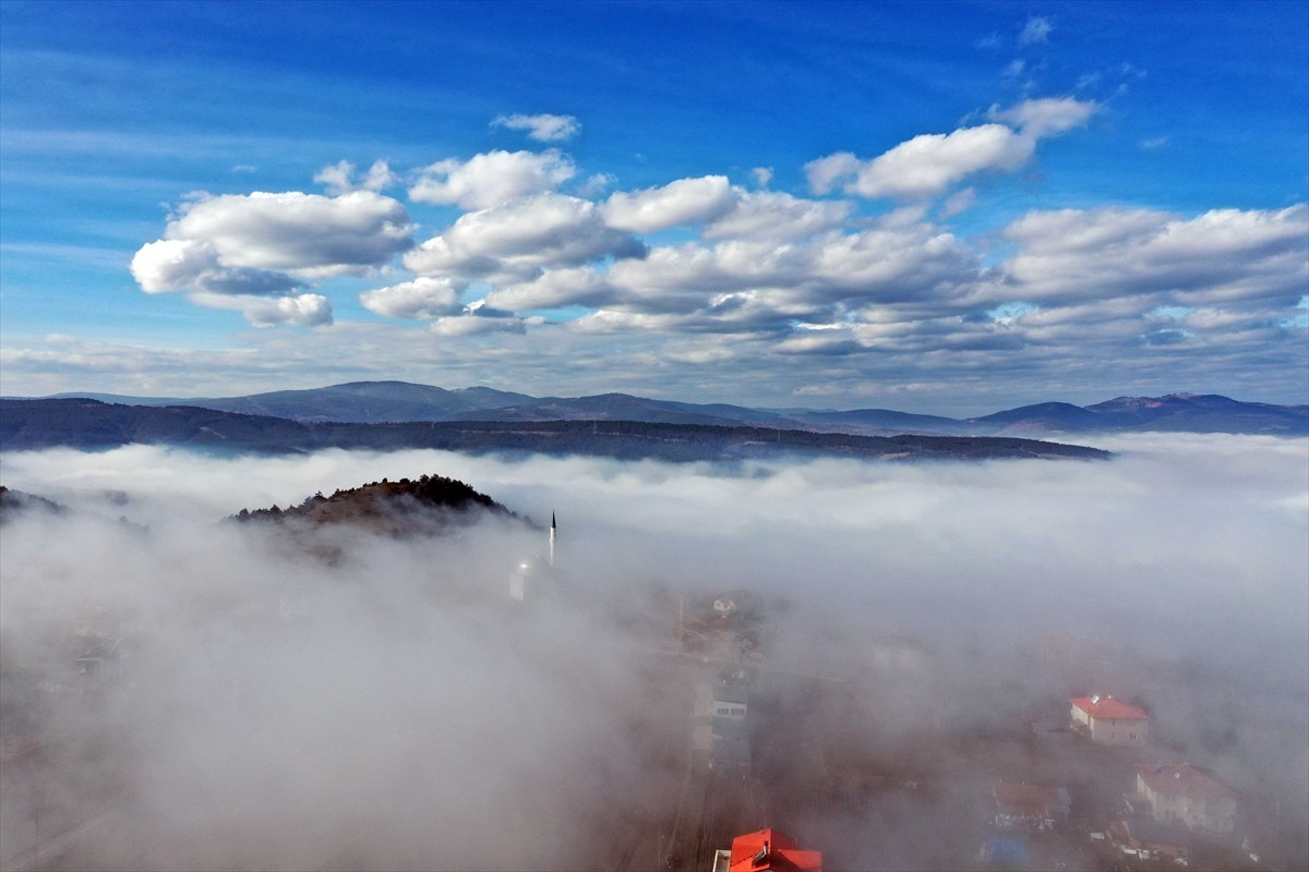 Kastamonu kent merkezi üzerinde sis bulutuyla bütünleşen manzara, dronla görüntülendi.  