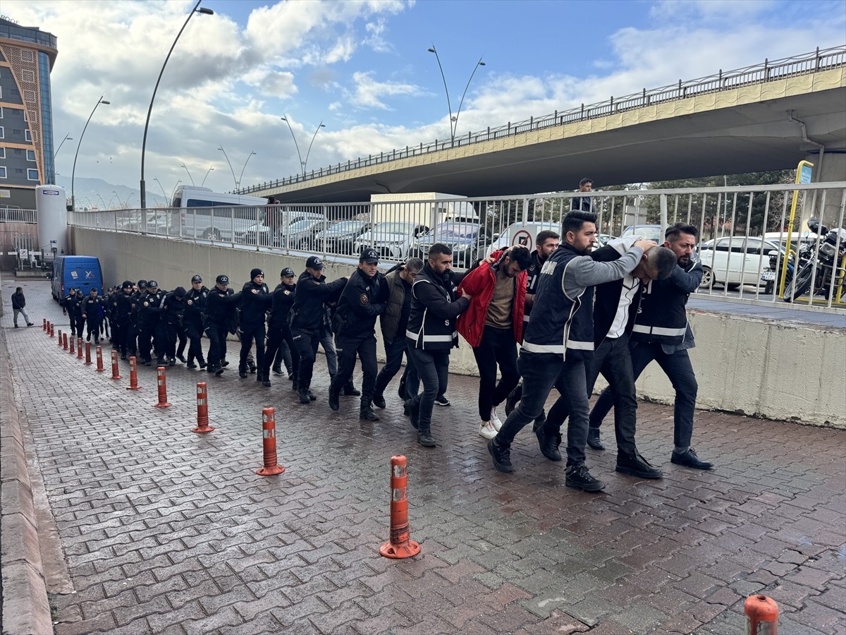 Kayseri'de organize suç örgütüne yönelik "Hücre-6" operasyonunda yakalanan 19 şüpheliden 13'ü...