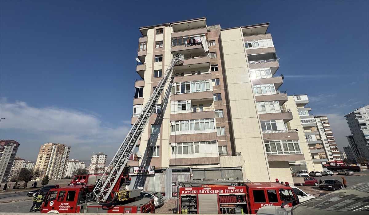 Kayseri'nin Melikgazi ilçesinde bir apartmanda çıkan yangında dumandan etkilenen kişi hastaneye...