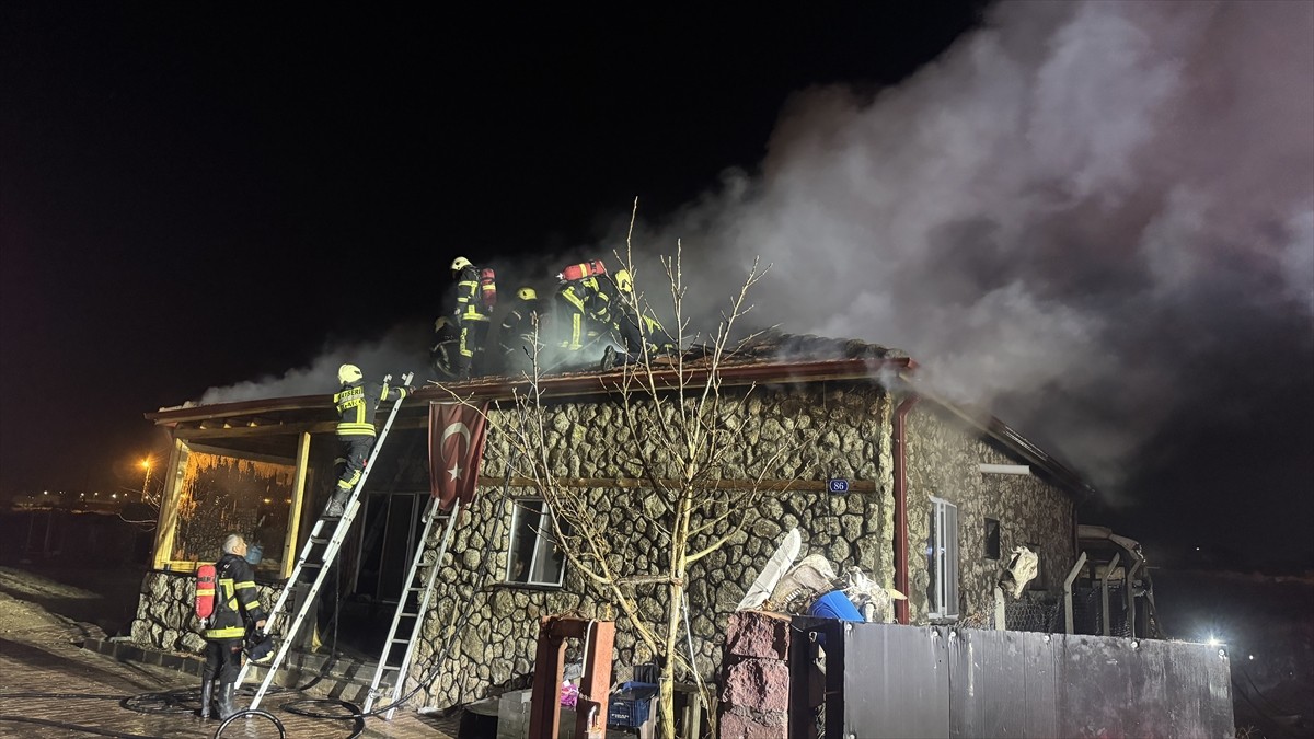 Kayseri'nin Melikgazi ilçesinde müstakil evde çıkan yangın, itfaiye ekiplerince söndürüldü.