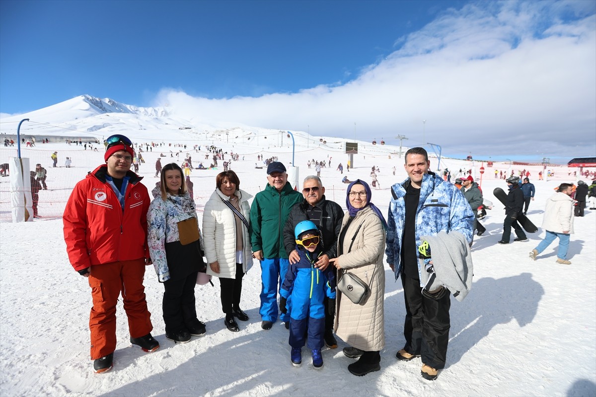 Kayseri Büyükşehir Belediye Başkanı Memduh Büyükkılıç, Erciyes Kayak Merkezi'ni geçen yıl yurt içi...