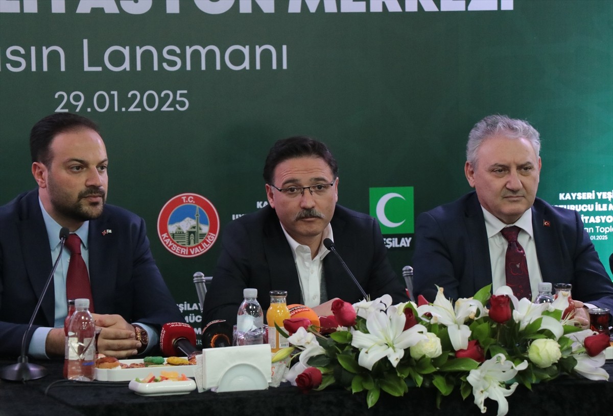 Kayseri Valisi Gökmen Çiçek (ortada), kentte yapımı tamamlanan Yeşilay Uyuşturucuyla Mücadele...