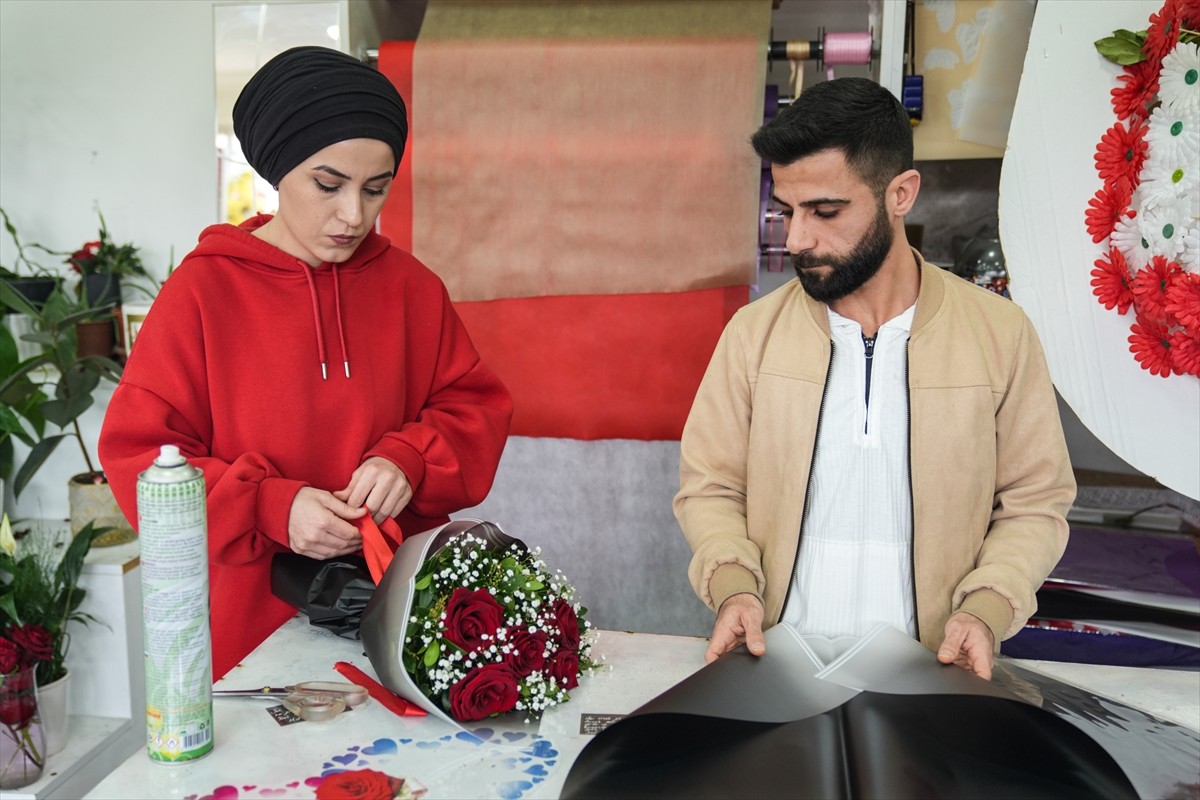 Kendisini "ünlü iş insanı" olarak tanıtan bir kişinin nişanı için verdiği ve parasını ödemediği...