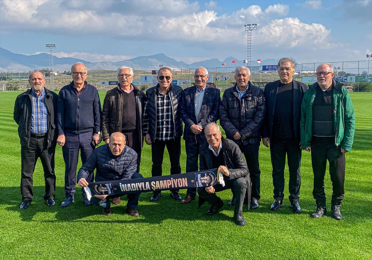 Kıbrıs Barış Kupası'nı elde eden Trabzonspor'un oyuncuları, final maçının oynadığı Göyneli...