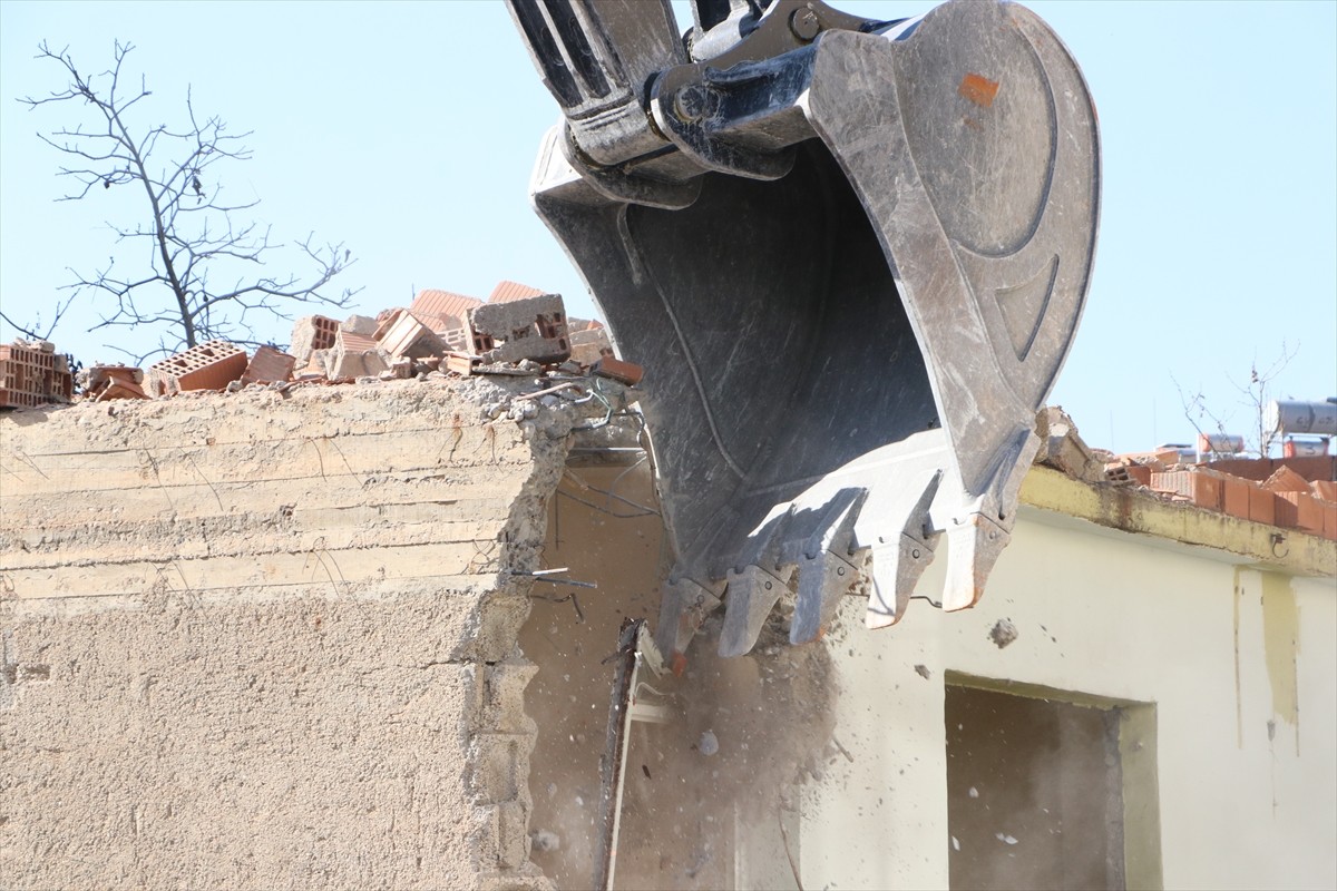 Kilis'te, 6 Şubat 2023'teki depremlerde hasar gören binaların yıkım işlemleri devam ediyor.