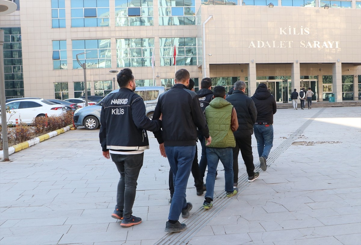 Kilis'te uyuşturucu operasyonunda gözaltına alınan 5 zanlı tutuklandı. Adreslerde yapılan...