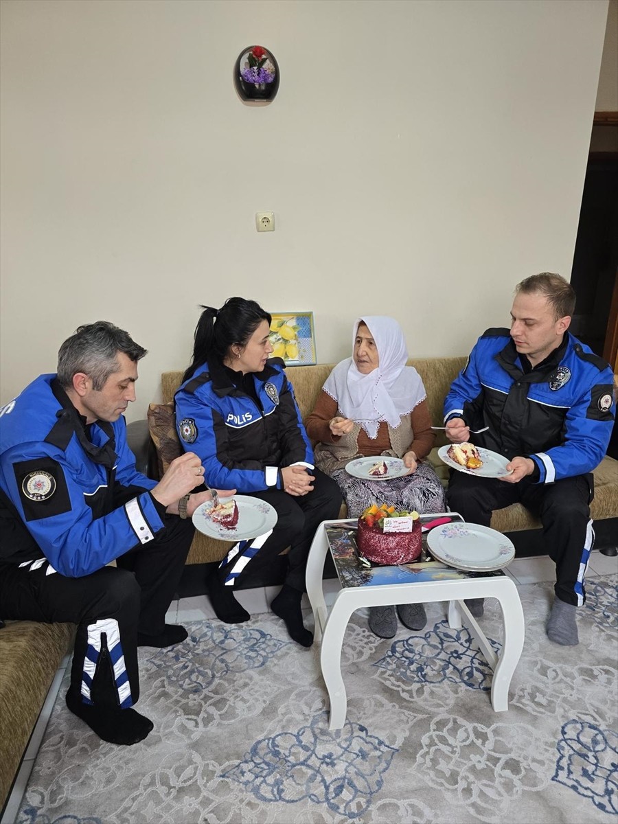 Kırıkkale'de polis ekipleri, yalnız yaşayan 81 yaşındaki kadına doğum günü sürprizi yaptı....