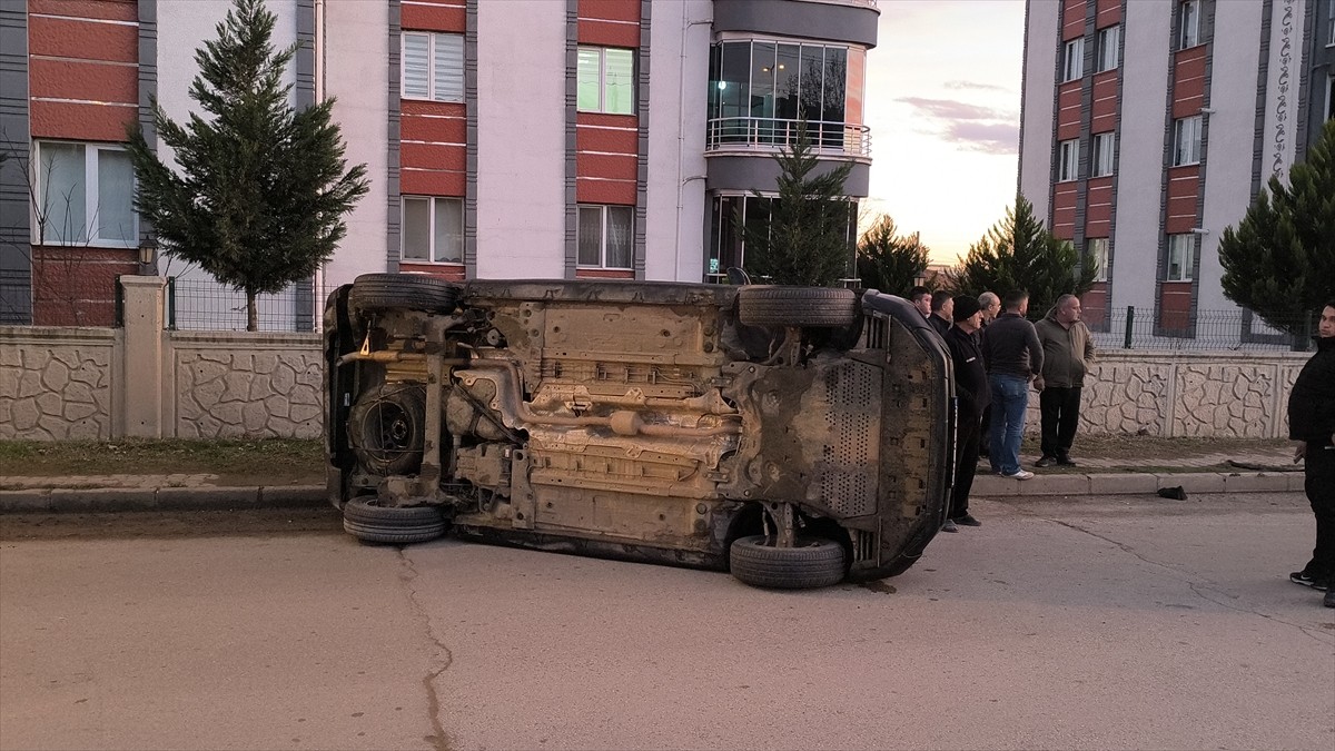Kırıkkale'de polisin "dur" ihtarına uymayarak kaçan ve başka bir araca çarpan 15 yaşındaki minibüs...