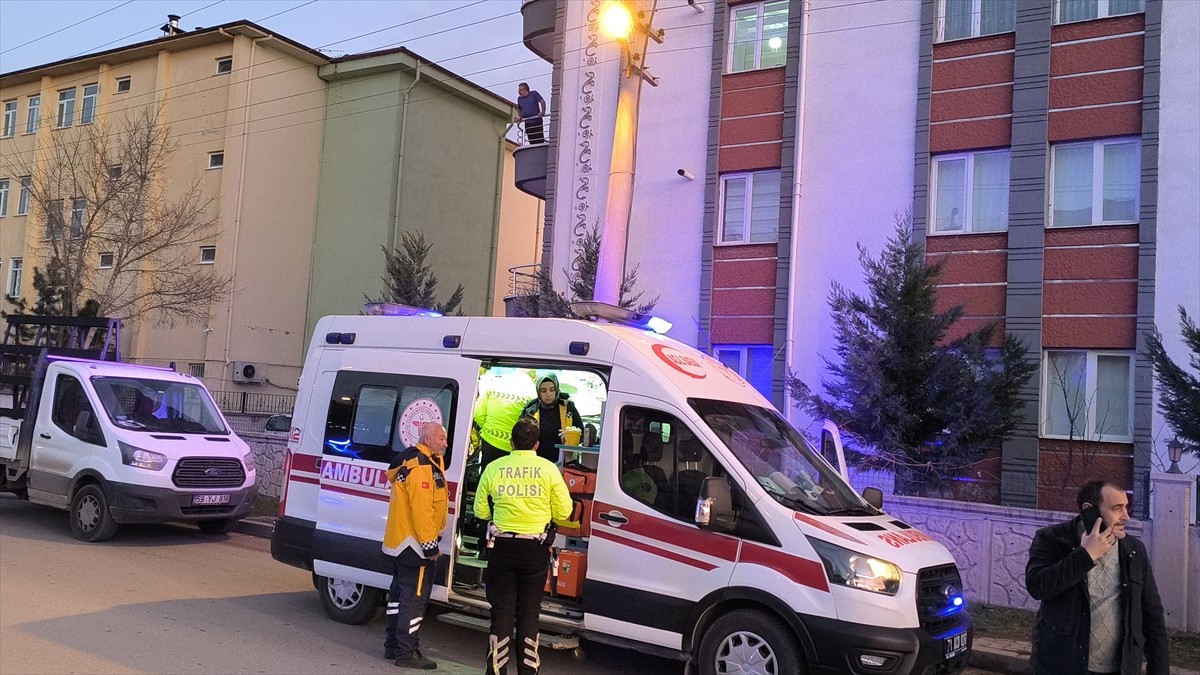 Kırıkkale'de polisin "dur" ihtarına uymayarak kaçan ve başka bir araca çarpan 15 yaşındaki minibüs...