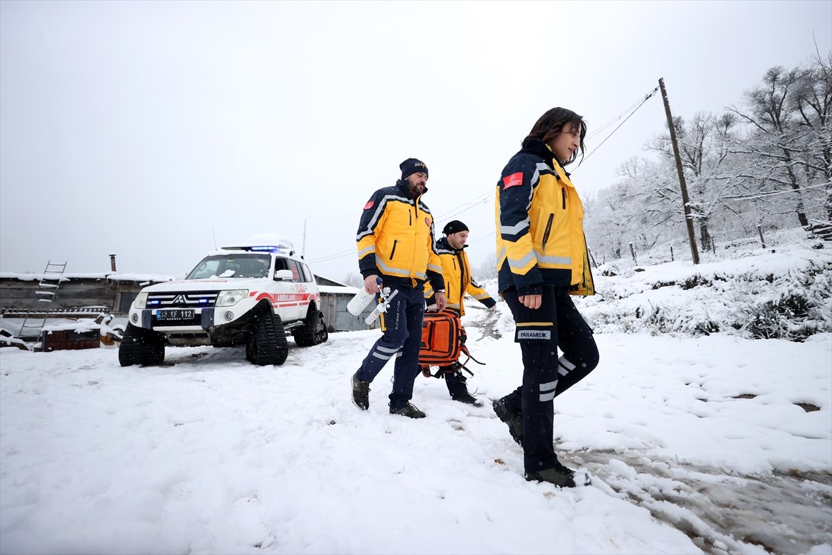 Kırklareli'nde görev yapan sağlık ekipleri yoğun kar yağışının etkili olduğunu bölgelere paletli...