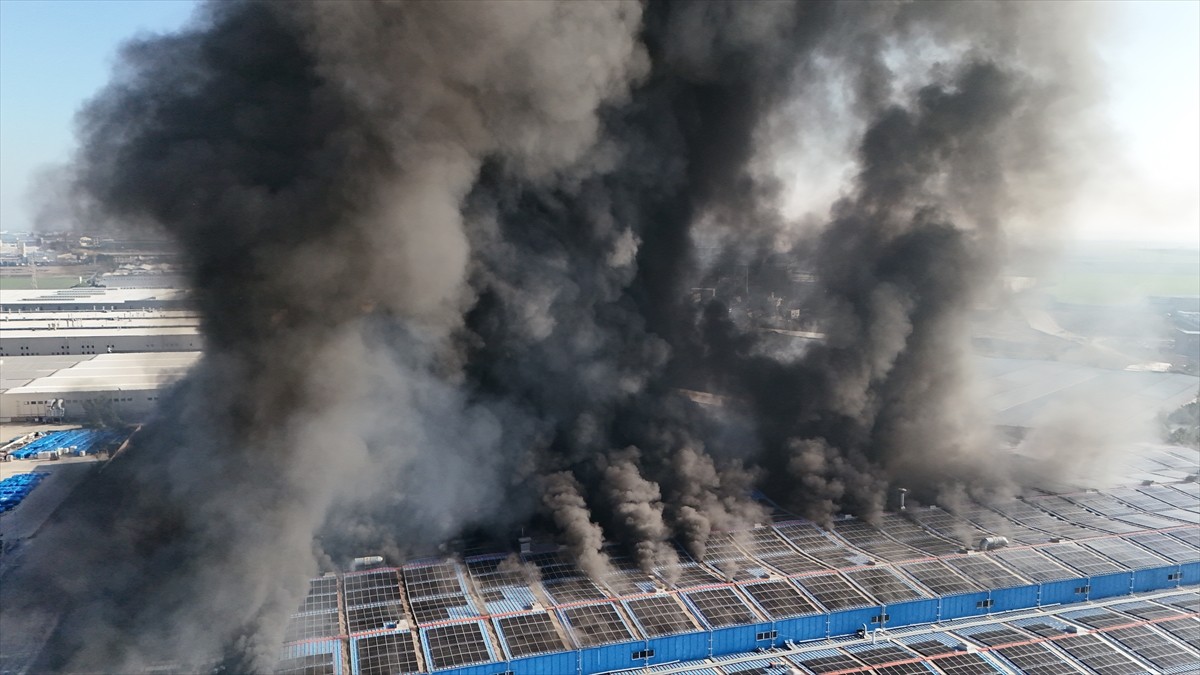 Kırklareli'nin Lüleburgaz ilçesinde, oyuncak fabrikasında henüz bilinmeyen nedenle çıkan yangına...