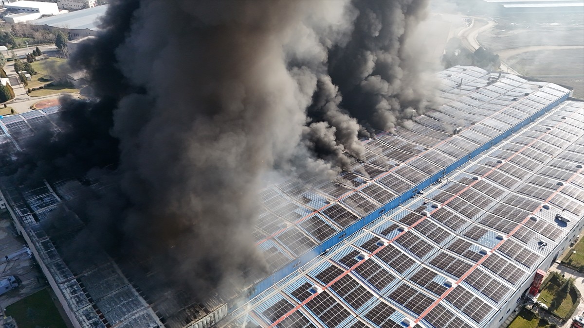 Kırklareli'nin Lüleburgaz ilçesinde, oyuncak fabrikasında henüz bilinmeyen nedenle çıkan yangına...