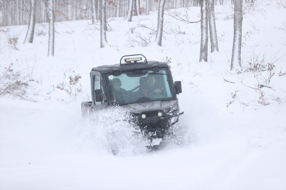 Kırklareli Valiliği İl Afet ve Acil Durum Müdürlüğü ekipleri, karlı yolları paletli araçlarla...
