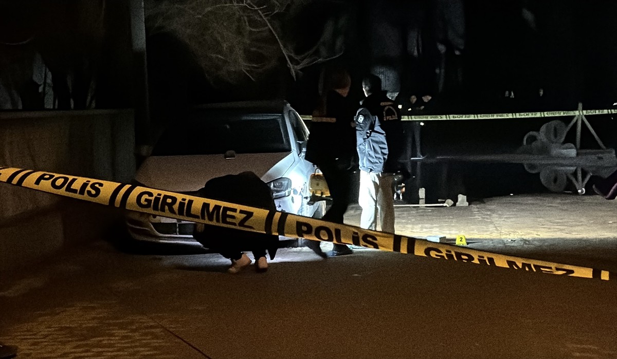 Kocaeli'de çeşitli suçlardan aranan şüphelinin evine giden polis memurunu darbettikleri...