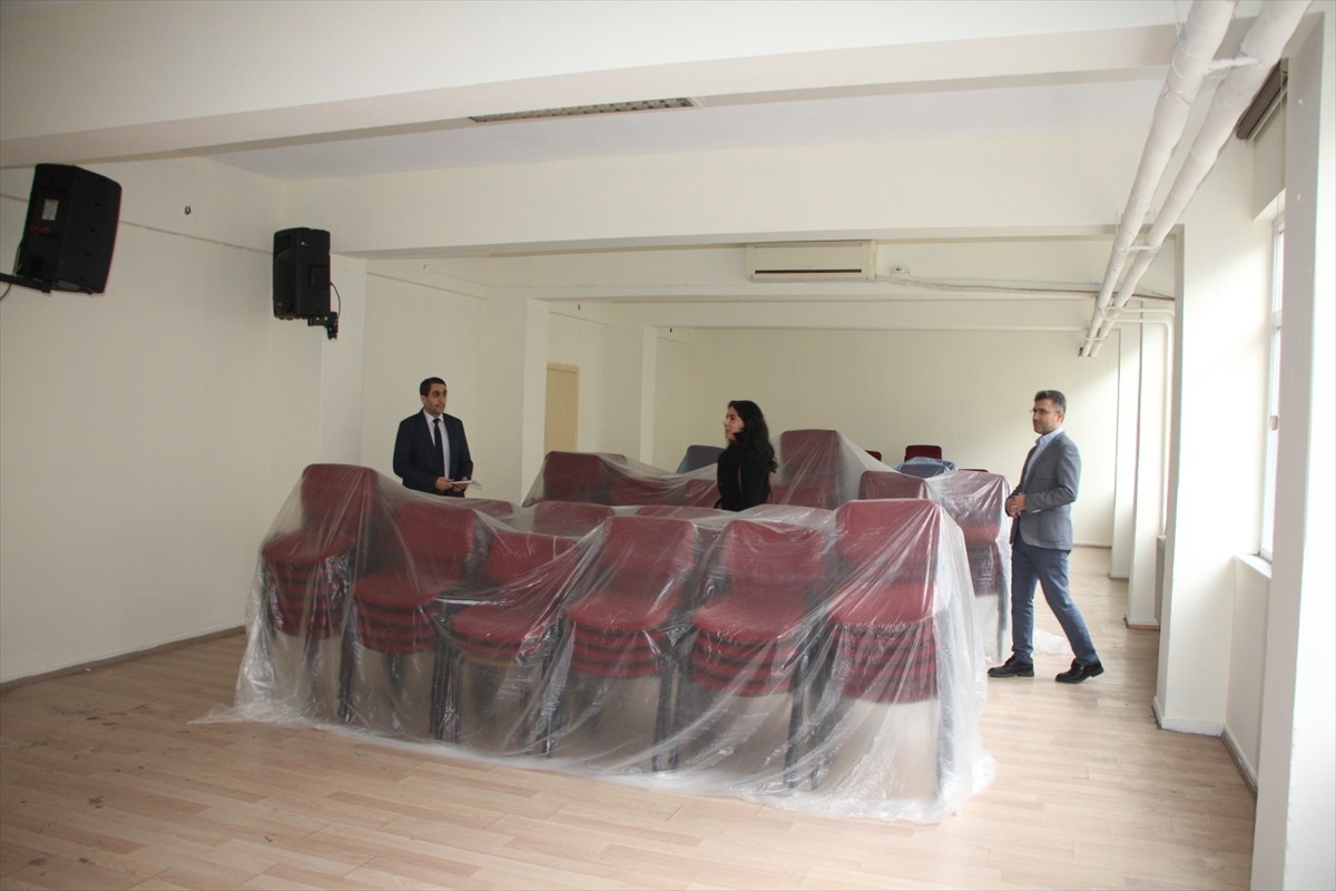 Kocaeli'de denetimli serbestlik hükümlüleri, yarıyıl tatilinde okul boyama çalışmasına...