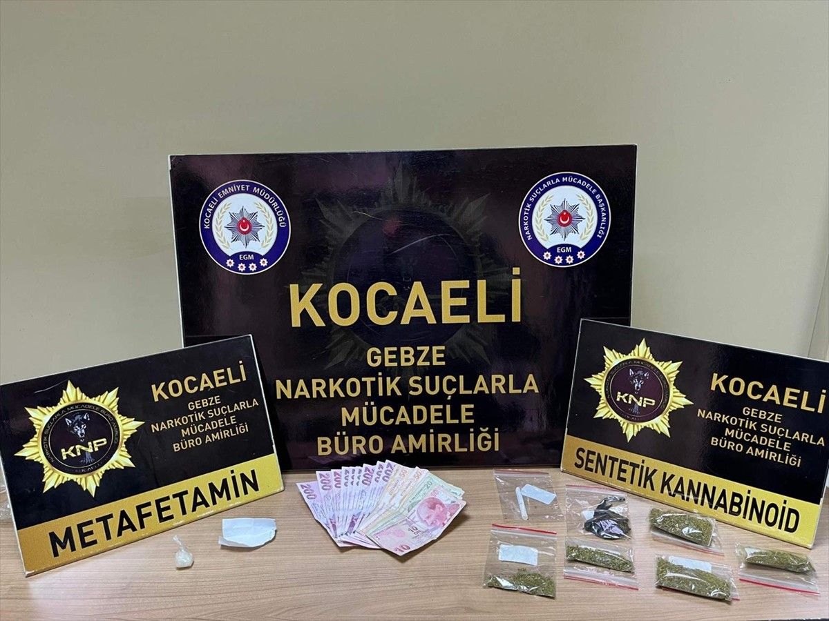 Kocaeli'de düzenlenen uyuşturucu operasyonunda gözaltına alınan 11 şüpheliden 3'ü tutuklandı....