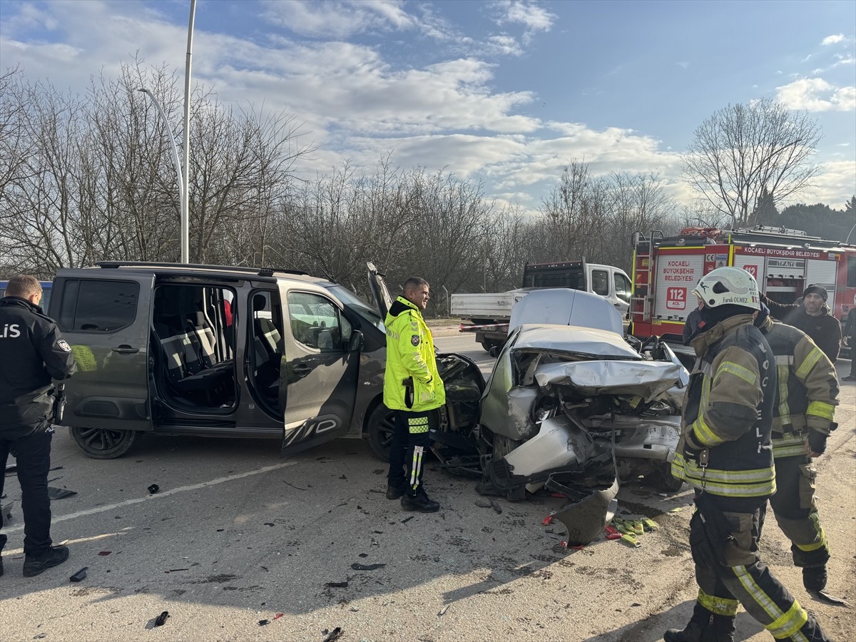 Kocaeli'nin Başiskele ilçesinde meydana gelen trafik kazasında 3 kişi yaralandı.