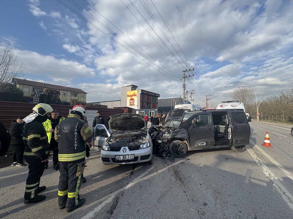 Kocaeli'nin Başiskele ilçesinde meydana gelen trafik kazasında 3 kişi yaralandı.
