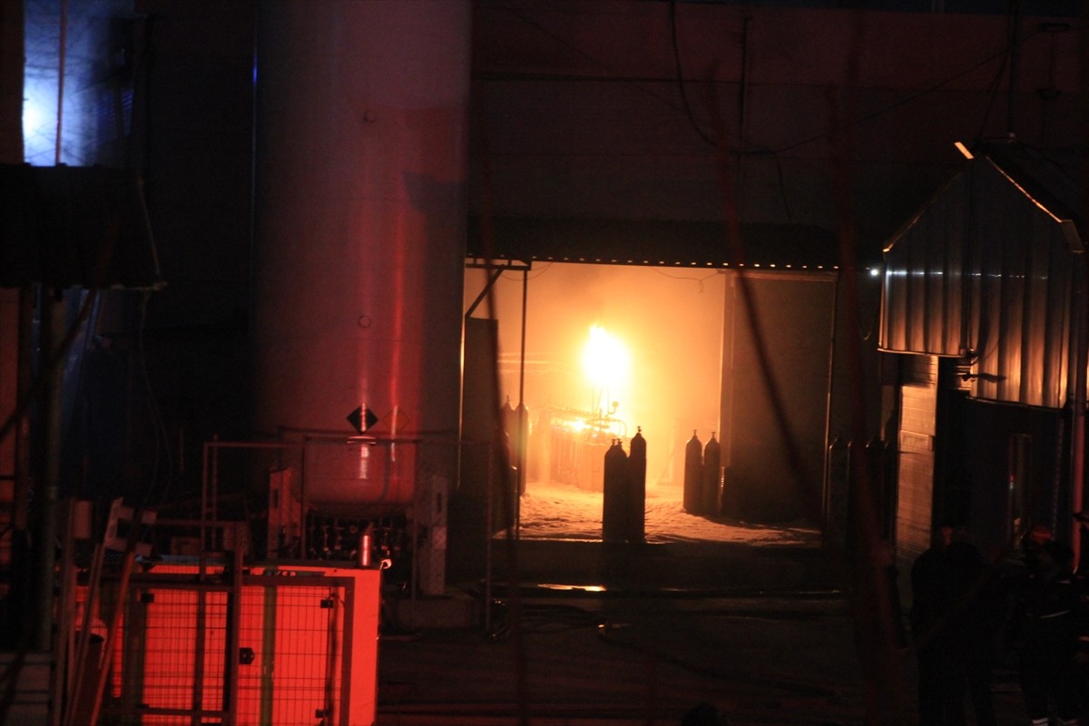 Kocaeli'nin Başiskele ilçesindeki gaz dolum tesisinde çıkan yangın itfaiye ekiplerince...