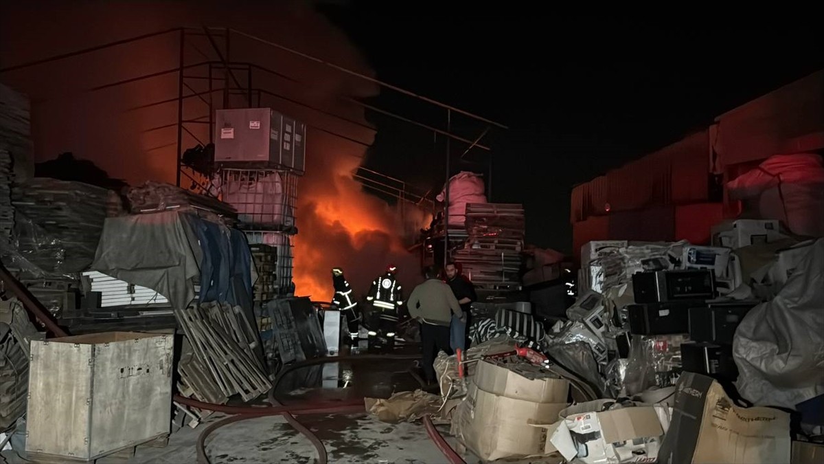 Kocaeli'nin Gebze ilçesinde elektrikli ev aletleri deposunda çıkan yangın kontrol altına...