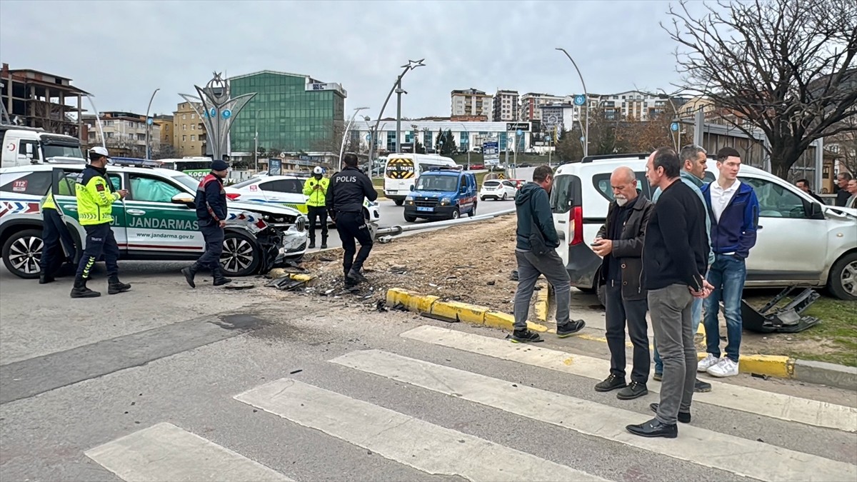 Kocaeli'nin Gebze ilçesinde hafif ticari araçla çarpışan jandarma trafik aracındaki 1 personel...