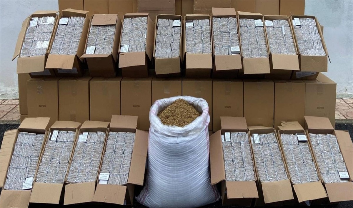 Kocaeli'nin İzmit ilçesinde 1 milyon 220 bin makaron (filtreli sigara kağıdı) ele geçirildi.