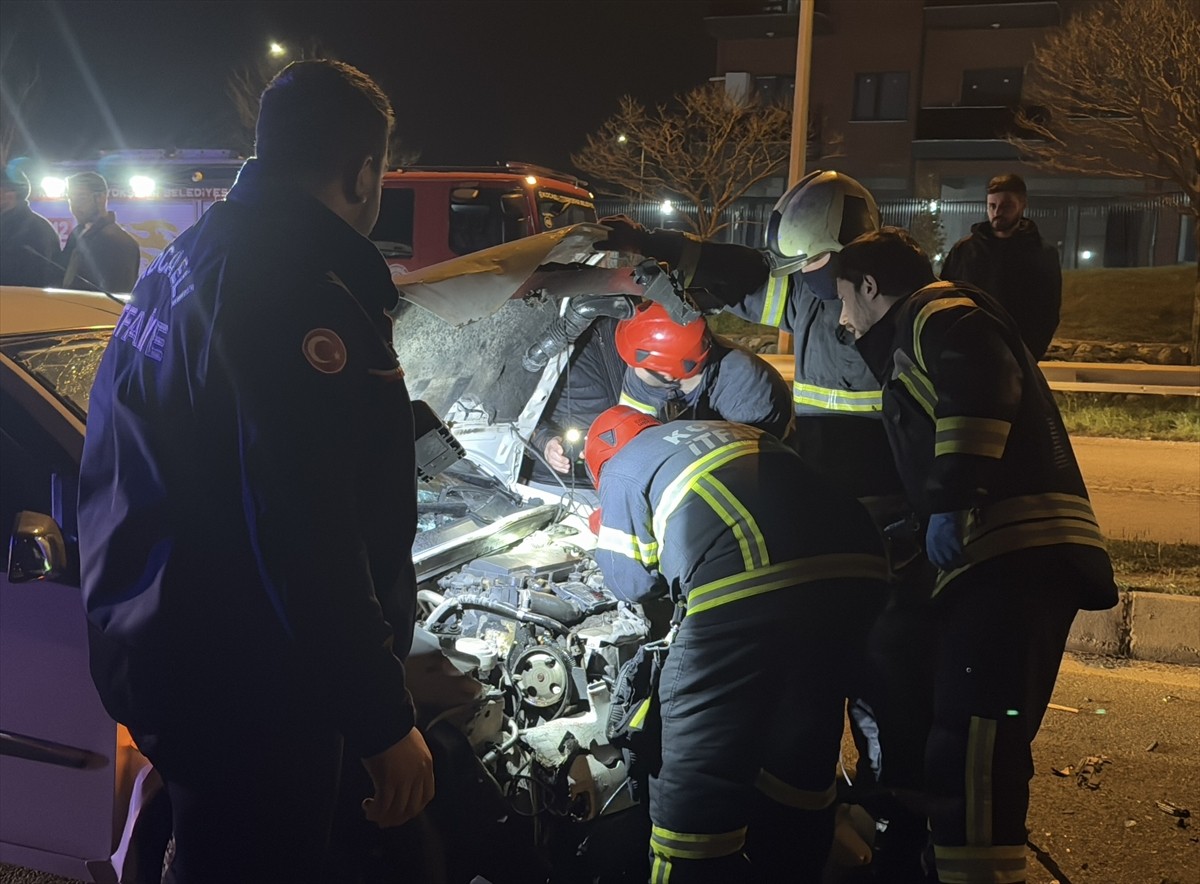 Kocaeli'nin İzmit ilçesinde 3 aracın karıştığı zincirleme trafik kazasında 4 kişi...