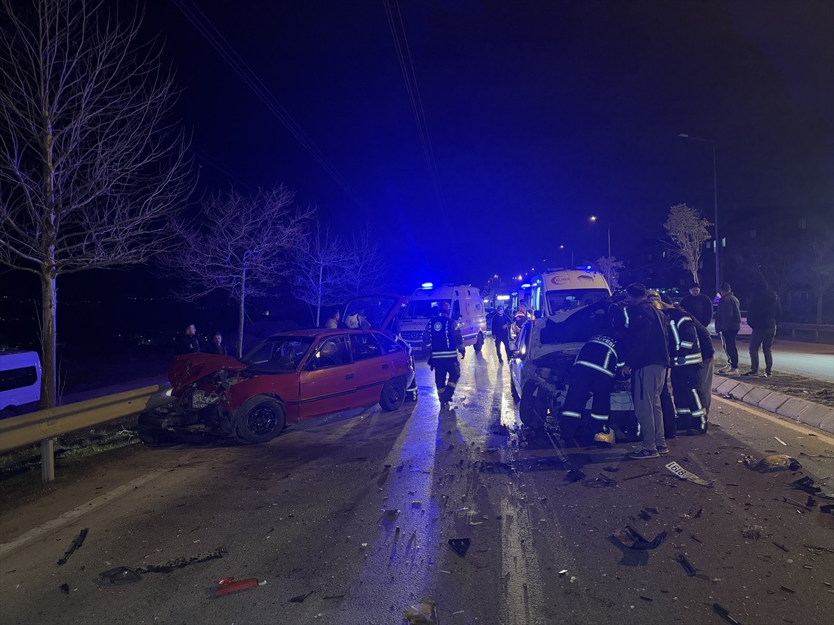 Kocaeli'nin İzmit ilçesinde 3 aracın karıştığı zincirleme trafik kazasında 4 kişi...