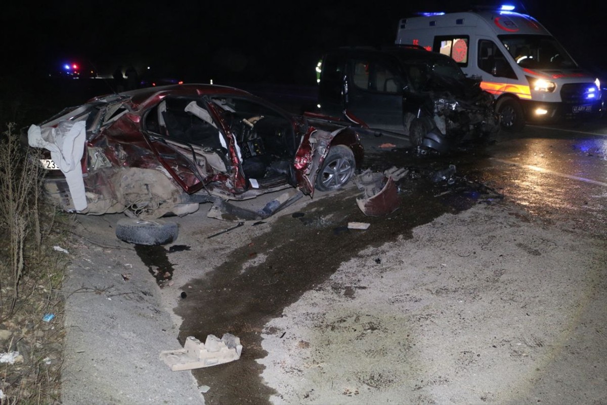 Kocaeli'nin Kandıra ilçesinde otomobil ile hafif ticari aracın çarpışması sonucu 2'si ağır 7 kişi...