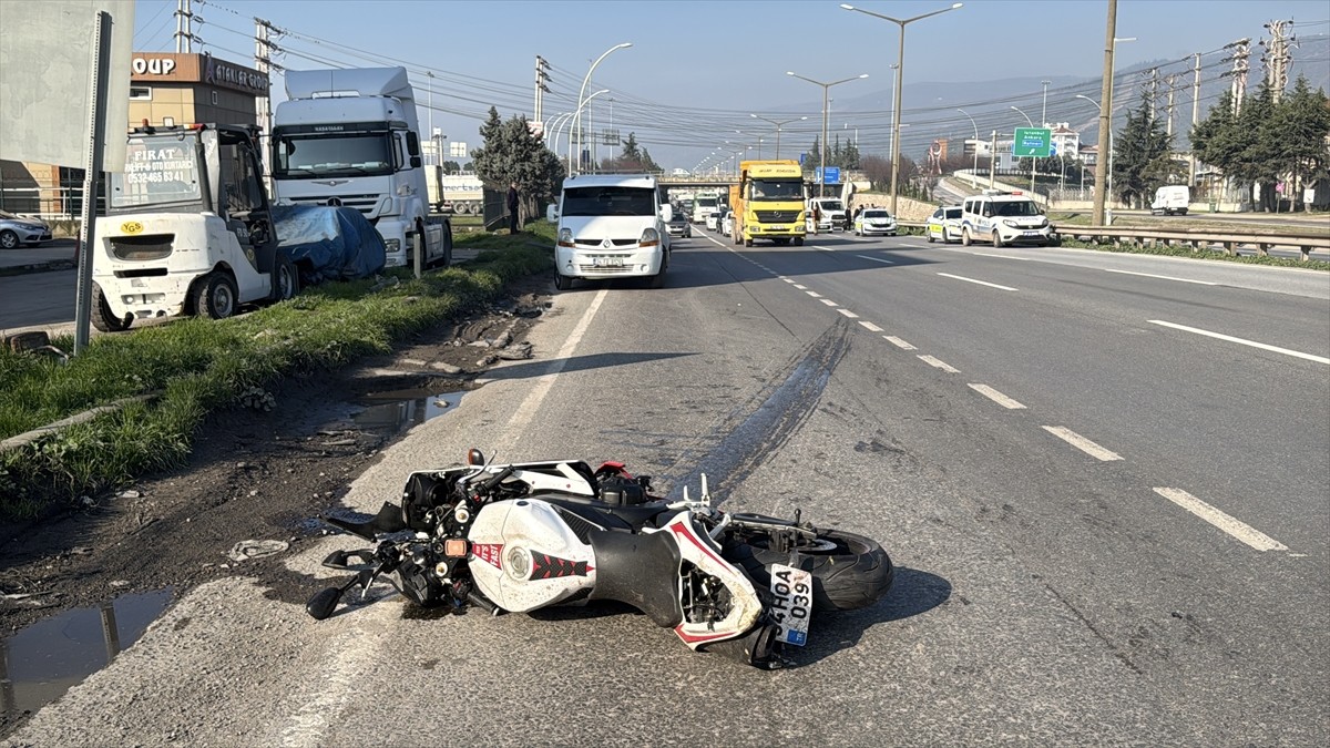 Kocaeli'nin Körfez ilçesinde otomobille çarpışan motosikletin sürücüsü hayatını kaybetti.