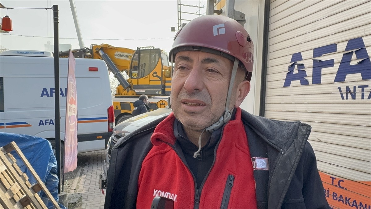 Konya'da çöken binanın enkazındaki arama kurtarma çalışmalarına destek veren Cem Canbaz...